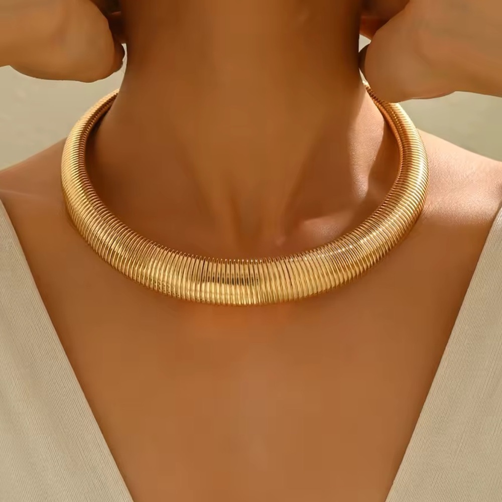 Vintage Silver Choker Collar Necklace – Sleek & Bold - Picture 3 of 9